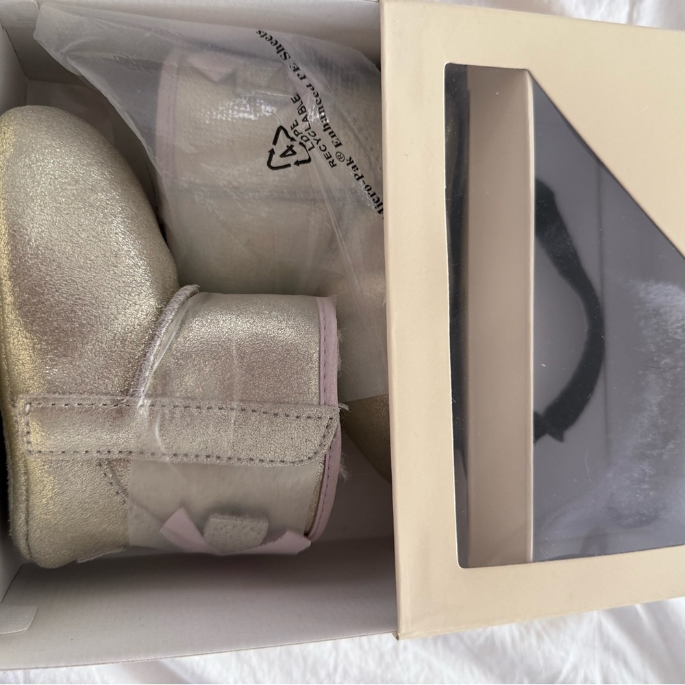 UGG Kids Metallic Silver Boot - Picture 4 of 4